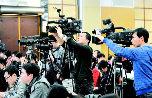 媒体报道称OpenAI与国内消费电子厂商合作新的AI终端消费电子ETF易方达备受